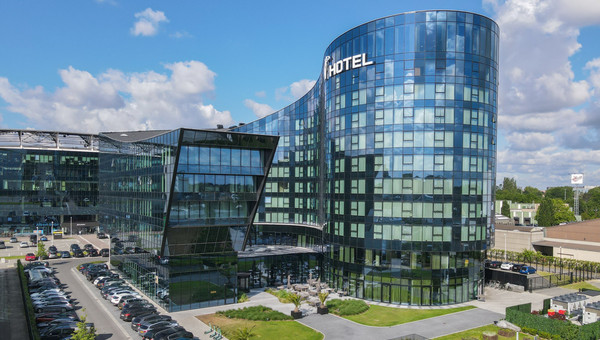 External view of a modern hotel building with a lot of glass.